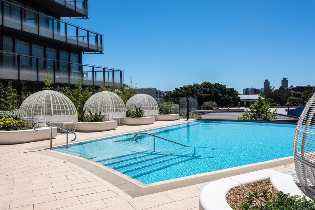 One Global Resorts Green Square Sydney Eksteriør billede The rooftop pool at The Standard East Village