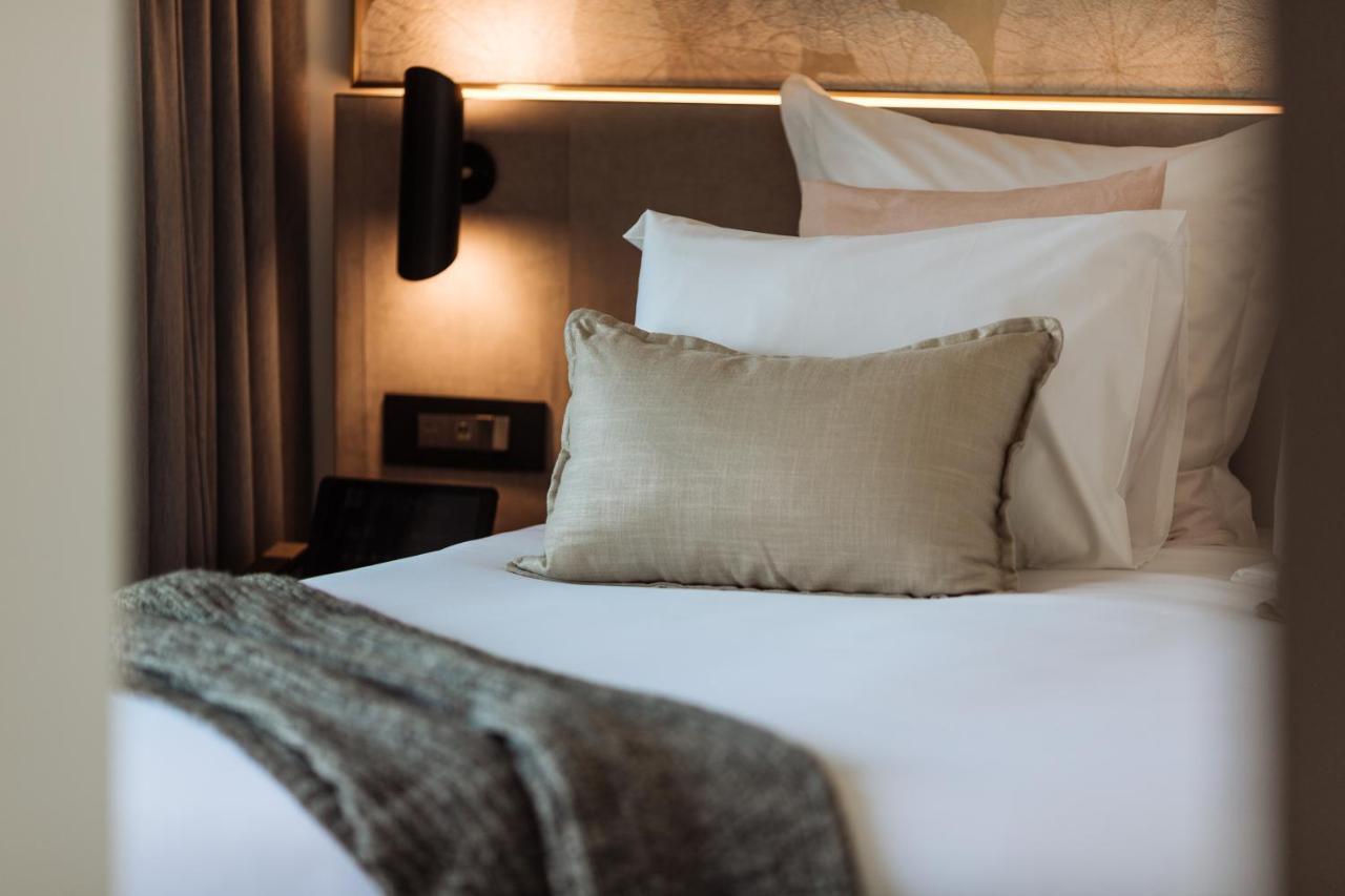 One Global Resorts Green Square Sydney Eksteriør billede A bed with a throw