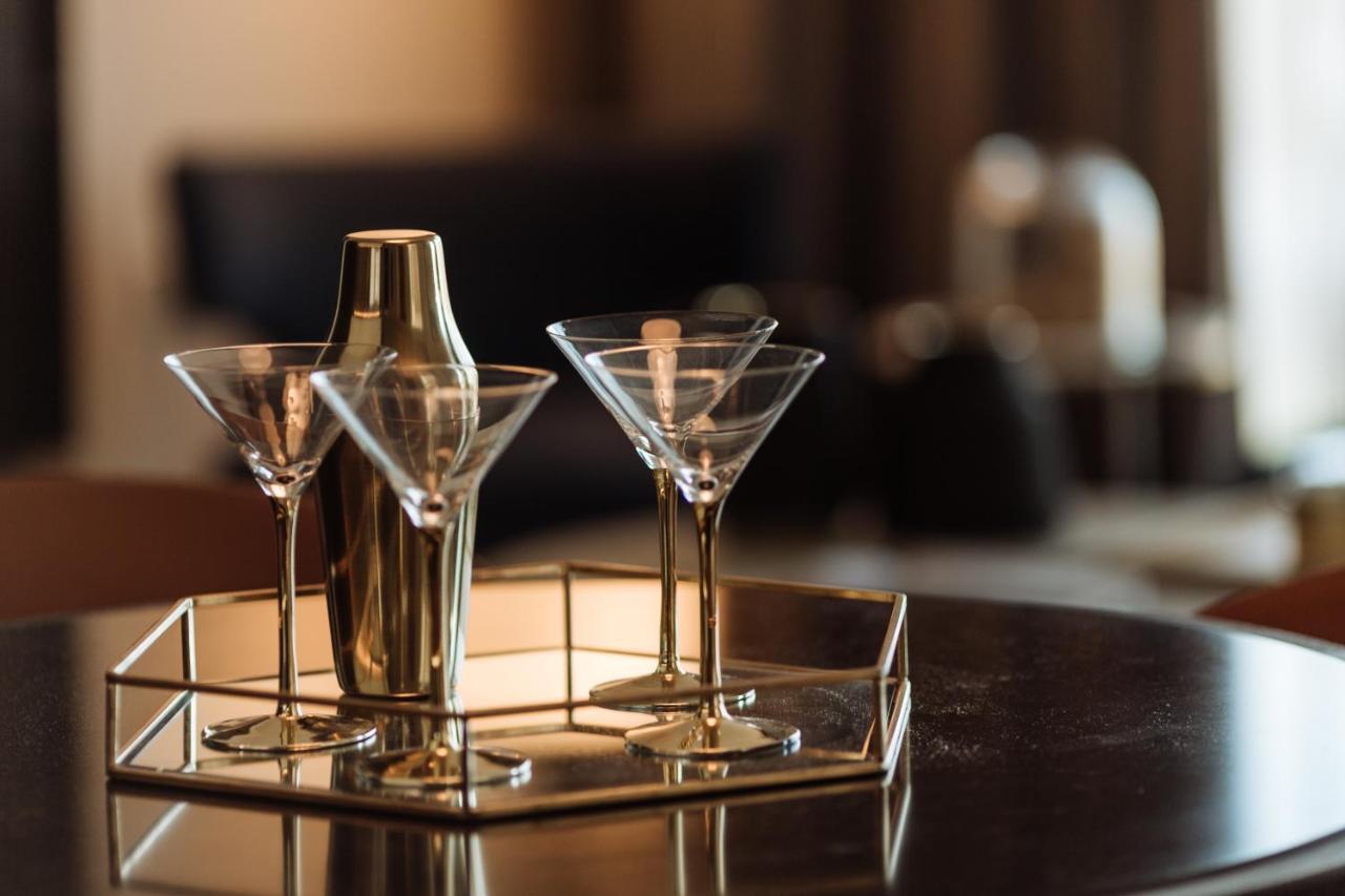 One Global Resorts Green Square Sydney Eksteriør billede A martini shaker and glasses