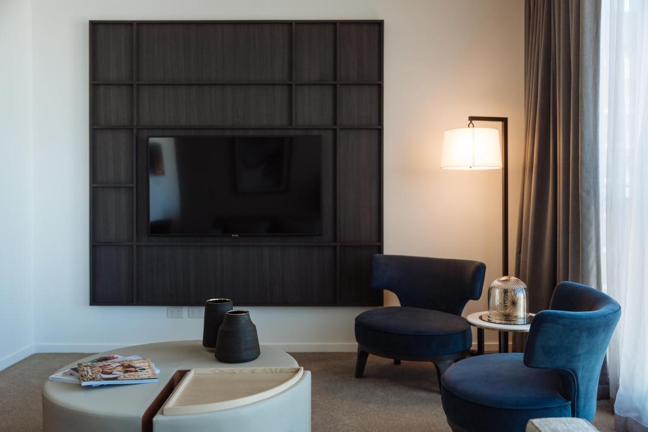 One Global Resorts Green Square Sydney Eksteriør billede A television set in a hotel room
