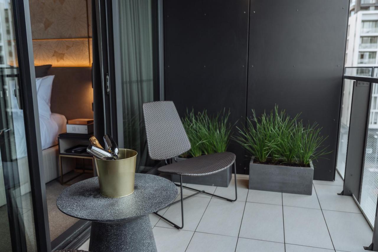 One Global Resorts Green Square Sydney Eksteriør billede A balcony in a hotel room